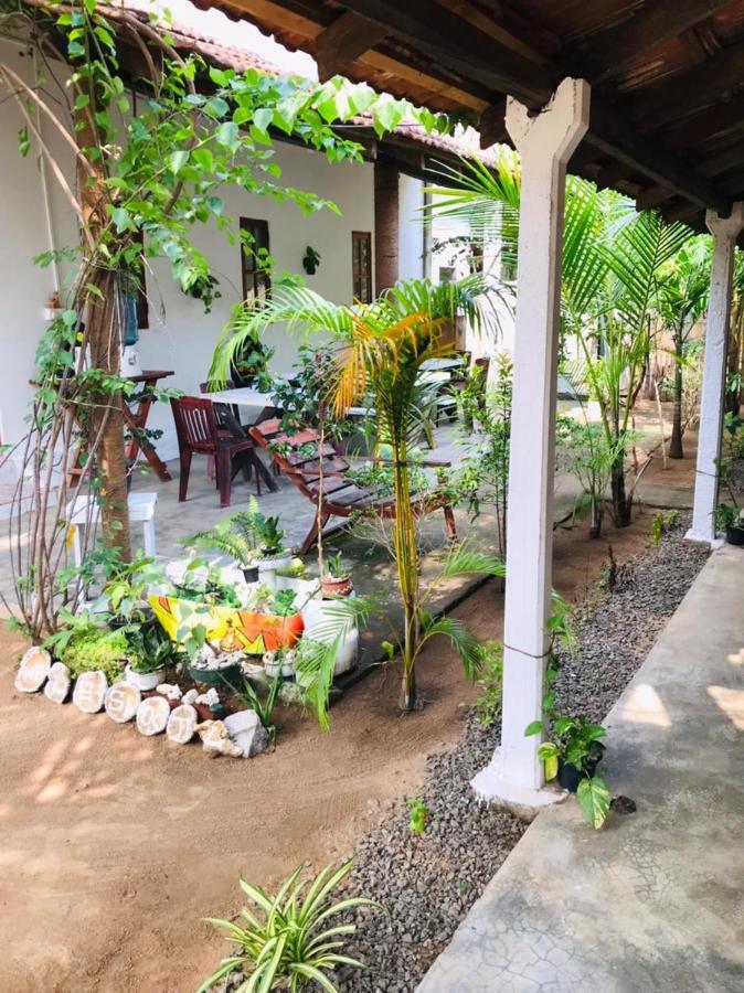 Walkers Hostel Trincomalee Bagian luar foto